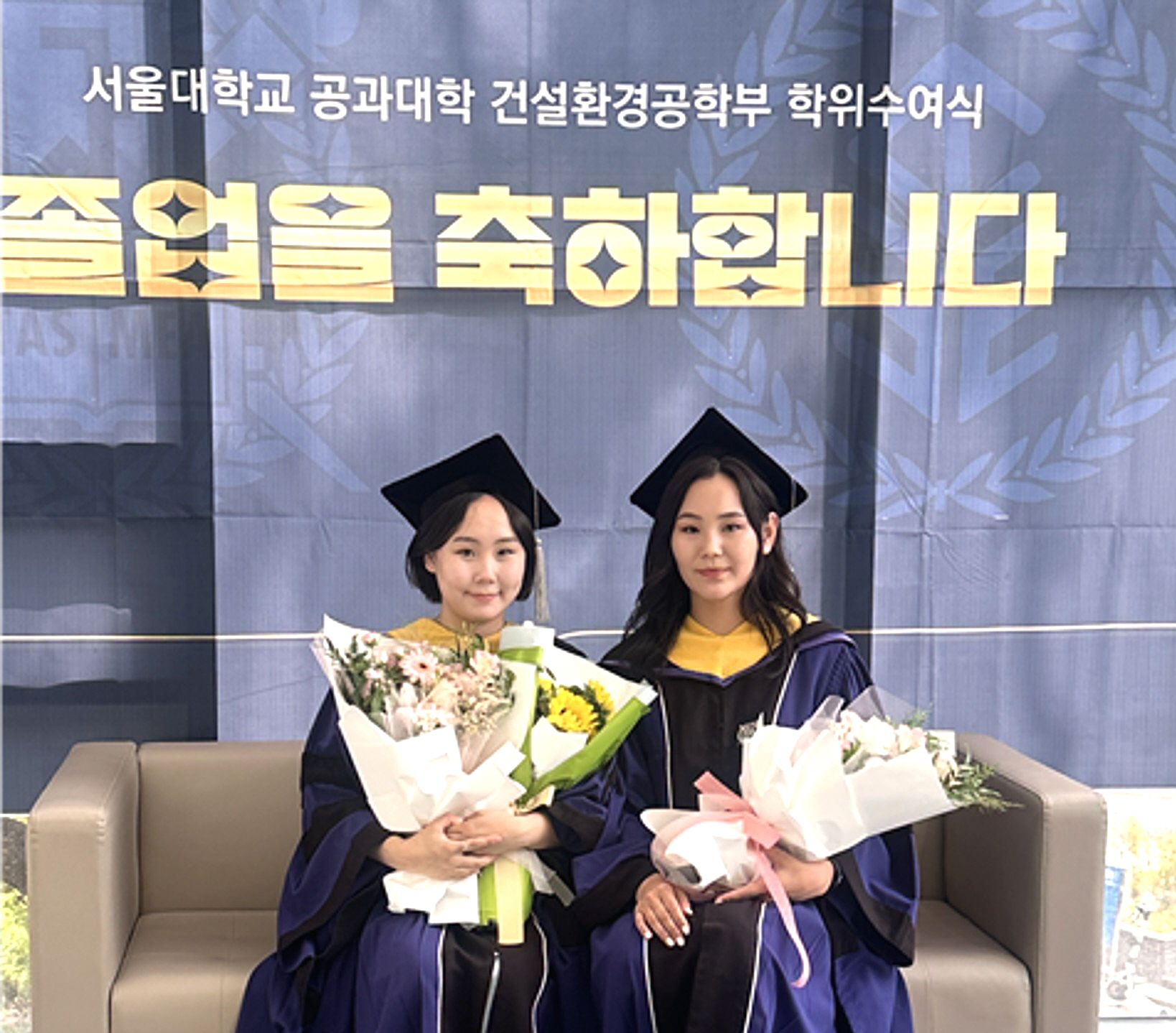 사진_복수학위 졸업생 2명