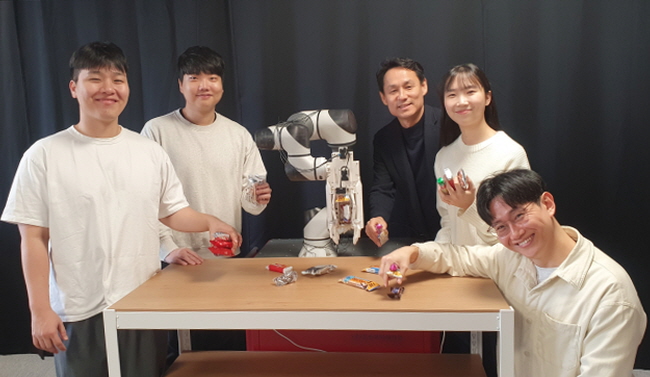 서울대 공대 기계공학부 조규진 교수 연구팀, 사람처럼 여러 물체 파지해 운반 시간 단축하는 로봇 그리퍼 개발